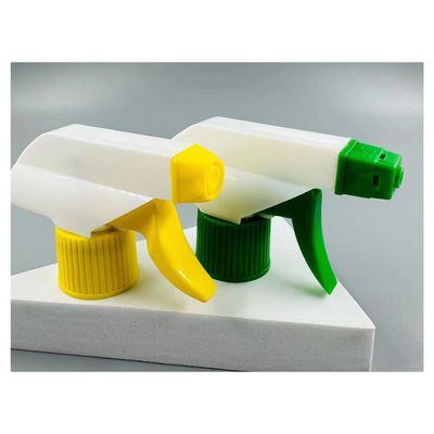 Un rociador doméstico de plástico para limpieza y jardinería